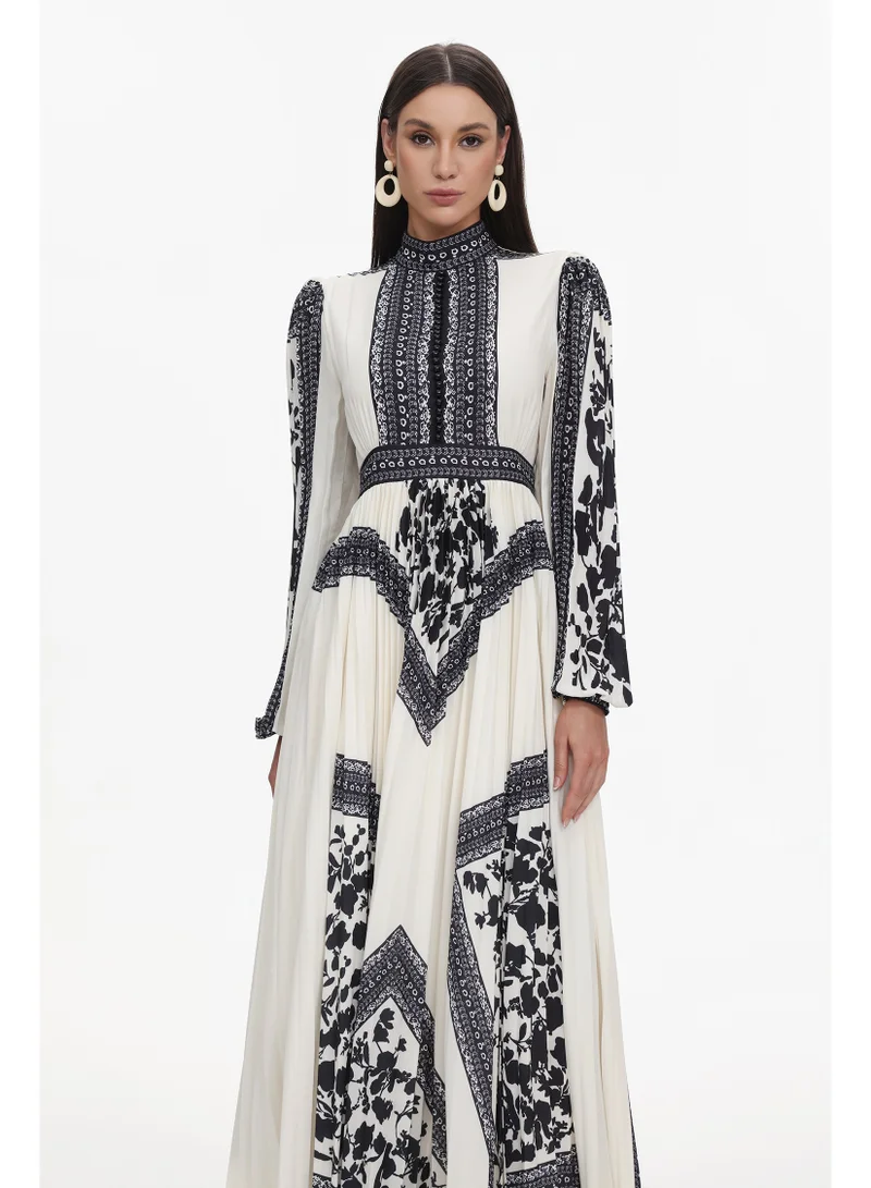 بيلا بارنيت فستان ماكسي أسود مطبوع من الشيفون بأكمام طويلة وقصة انسيابية من منتجع صحارى